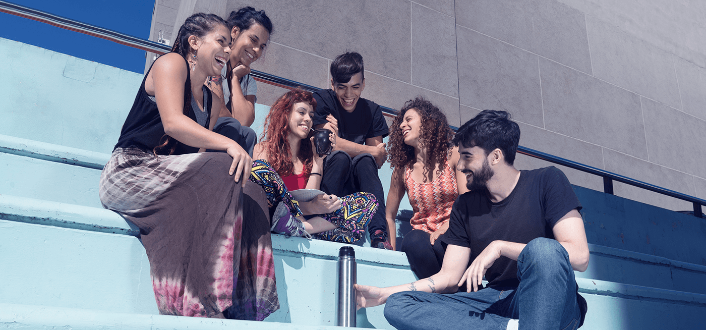 Estudiantes en la escalera